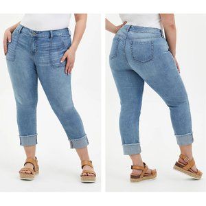 18 Torrid Boyfriend Crop Vintage Stretch Light Wash Raw Hem Blue Jeans